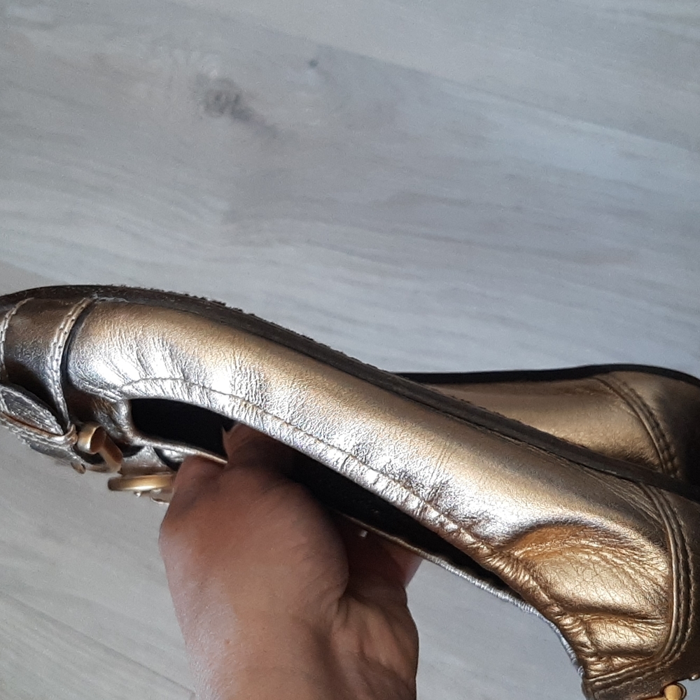 Burberry gold open toed  flats - Picture 5 of 8